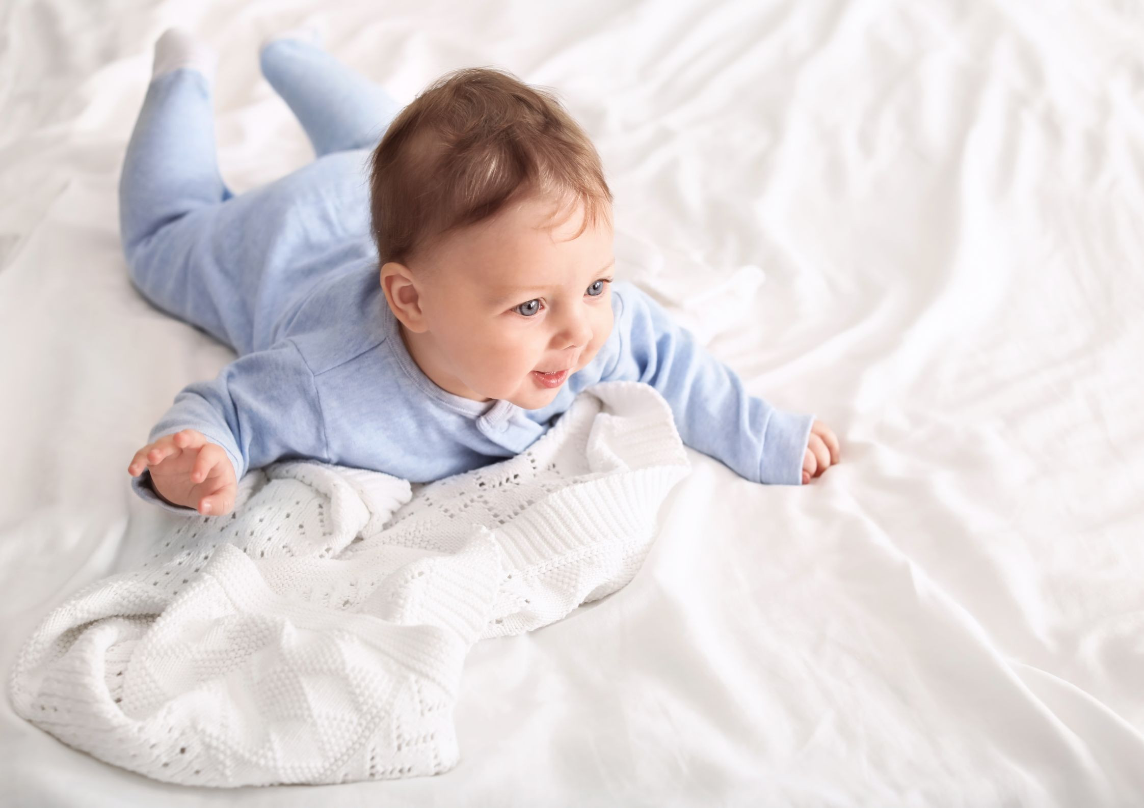 Dlaczego tummy time jest ważne dla rozwoju niemowląt i jak go wprowadzić w codzienną rutynę?
